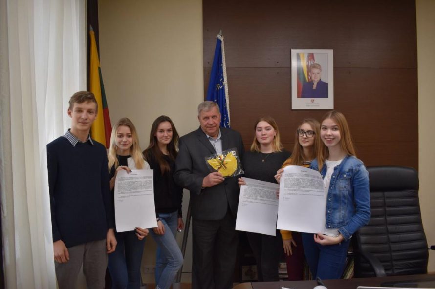 Jaunuoliai išradingai švenčia 101 Lietuvos gimtadienį