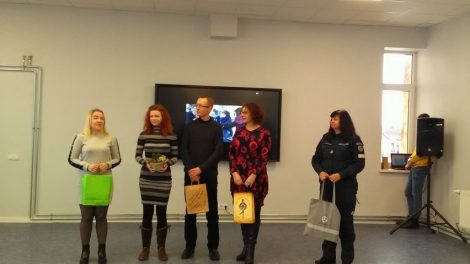 Joniškio policijos pareigūnai bendradarbiauja su Atvirojo jaunimo centro darbuotojais ir lankytojais