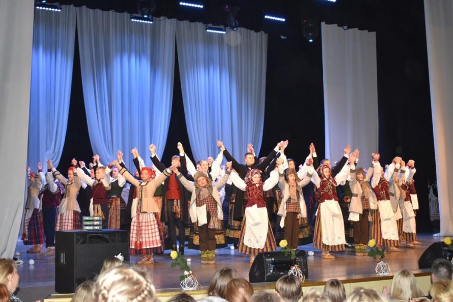 Kovo 11-ąją – lietuvių liaudies šokių ritmas ir žemaitiška tarmė