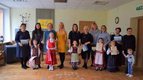 Rajono darželinukai ir moksleiviai rungėsi lietuvių liaudies kūrybos konkurse „Tramtatulis“