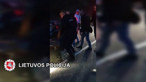 Klaipėdos policijos pareigūnai Slovakijoje pateko į eismo įvykį, tačiau nesutriko ir išgelbėjo juos taranavusio vairuotojo gyvybę.