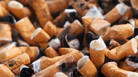Rūkorių pamėgtą „cigarečių medų“ iškopinėjo policijos pareigūnai