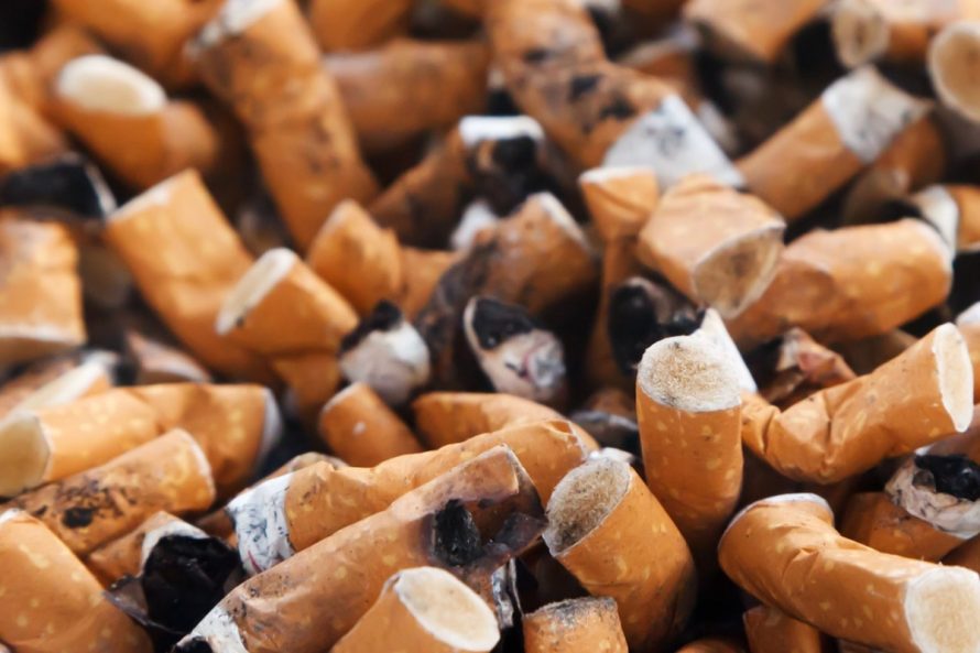 Rūkorių pamėgtą „cigarečių medų“ iškopinėjo policijos pareigūnai