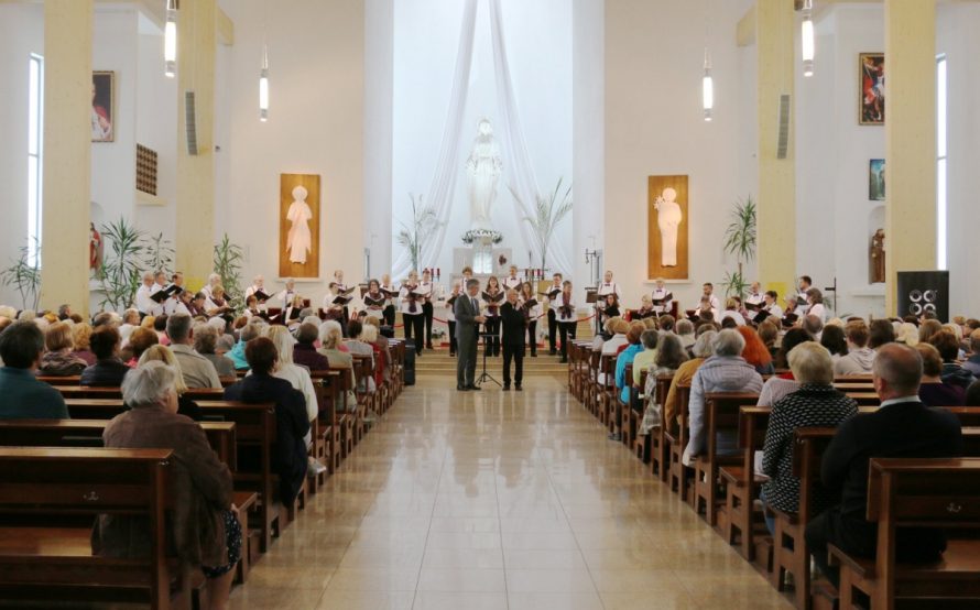 Įkvepiantis chorų „Symphony tacoma voices“ ir „Atžalynas“ koncertas užbūrė šiauliečius