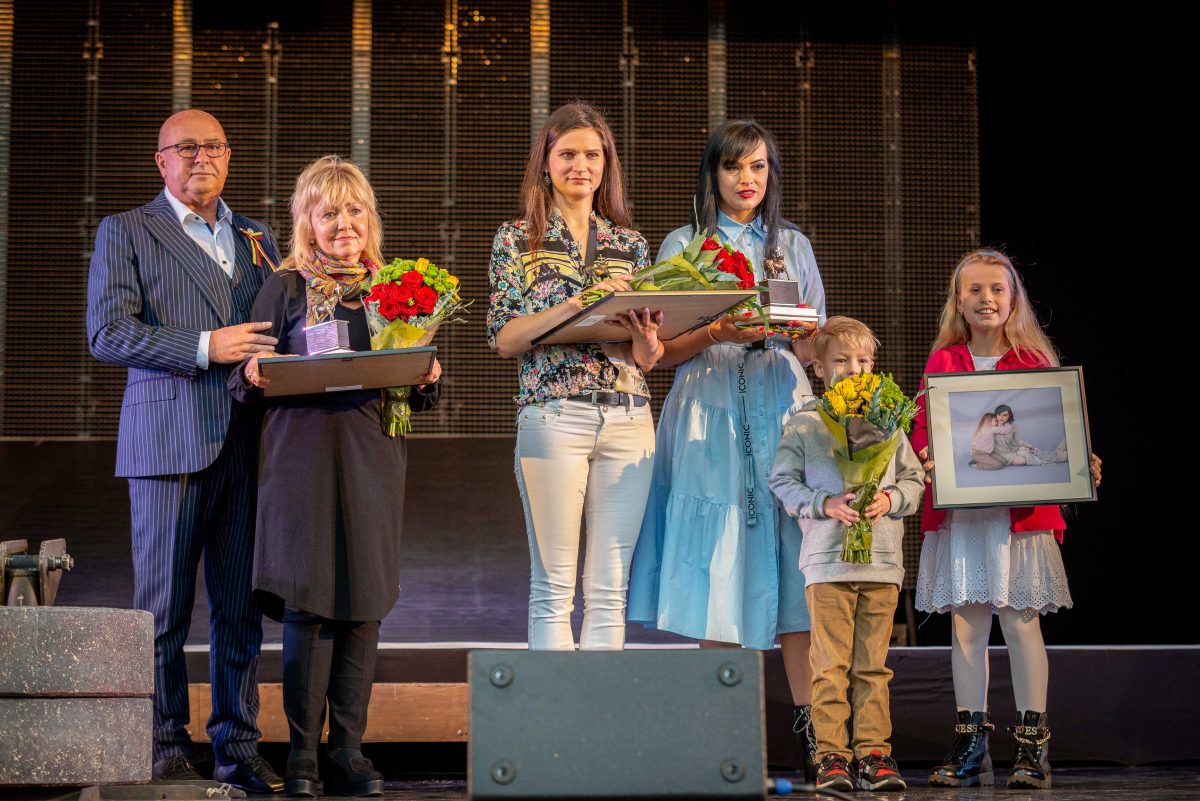 kaunas-nusilenke-trims-drasioms-moterims