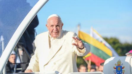 Popiežius: kai matome kenčiantį žmogų – melskimės už jį