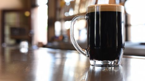 Alaus daryklos direktorius ir gamybos vadovė bus teisiami dėl „juodo alaus“