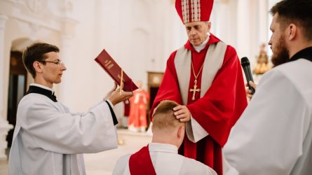 Popiežiaus laiškas kunigams: dėkoju jums už tarnystę