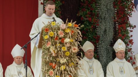 Pagrindinį atlaidų sekmadienį – palaiminimas Lietuvai ir šeimoms, kad jos skleistų Dievo meilės ugnį