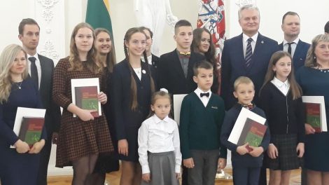 Kauno rajono moksleivės apdovanotos Prezidentūroje