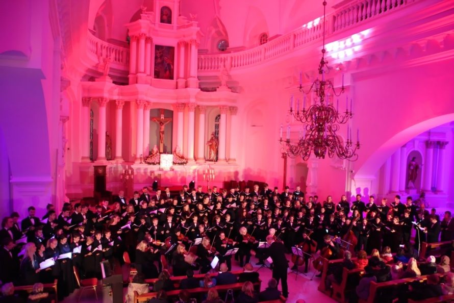 Ypatingai apšviestoje Šiaulių katedroje skambėjo penkių profesionalių chorų balsai