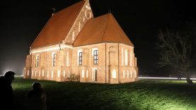 Atgimstanti Zapyškio bažnytėlė jaukinasi šviesą