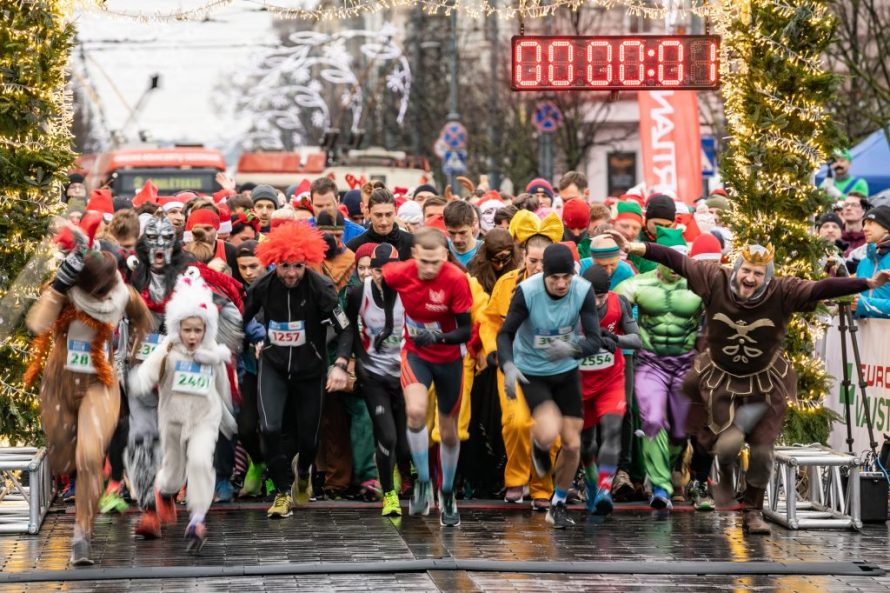 Bėgantis kalėdinis Vilnius – šventinę nuotaiką transliuoja rekordinė bėgikų kolona