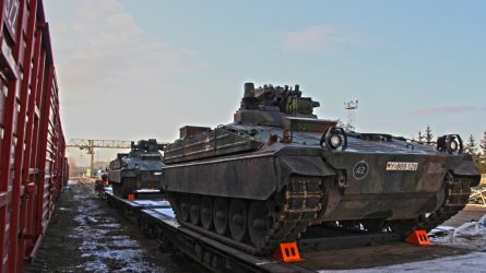 NATO priešakinių pajėgų bataliono specialistai treniravosi gabenti karines atsargas į Lietuvą
