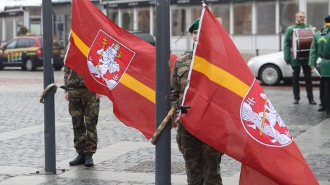 Švenčiant miesto gimtadienį Rotušės aikštėje iškils Vilniaus vėliavos