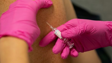 Nemokamos gripo vakcinos dar yra: rizikos grupių asmenys raginami suskubti