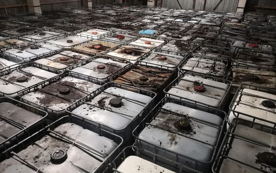 Pakruojo ir Panevėžio rajonuose aplinkosaugininkai rado kelis šimtus statinių su pavojingomis atliekomis