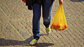 Už nemokamą lengvųjų plastikinių pirkinių maišelių dalijimą gresia baudos