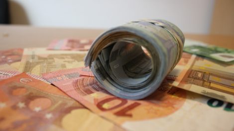 Įtariamųjų pinigus pasisavinusiai pareigūnei teismas skyrė 12 500 eurų baudą