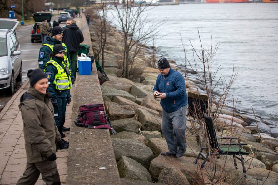 Klaipėdos policijos pareigūnai žvejų prašo saugotis – stintų karštligė jau pareikalavo dviejų aukų