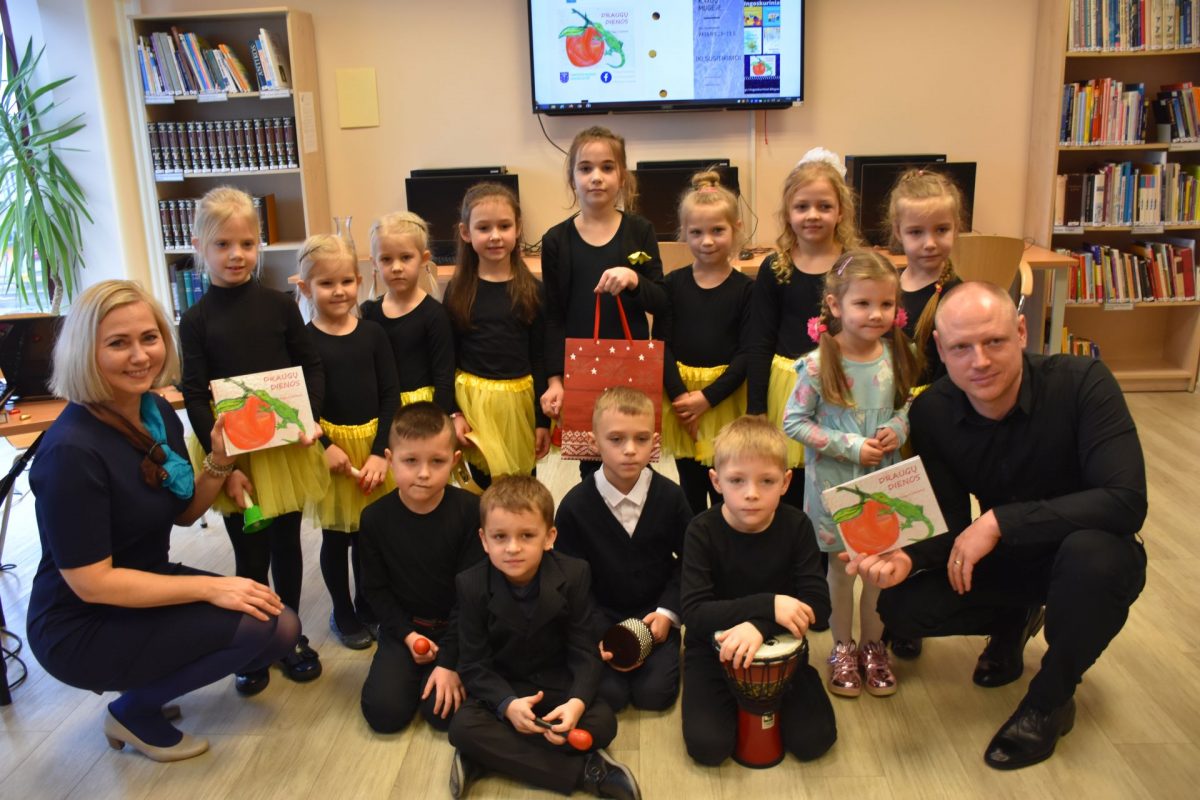 krastietes-dovana-maziesiems-klausytojams,-mokytojams-ir-teveliams