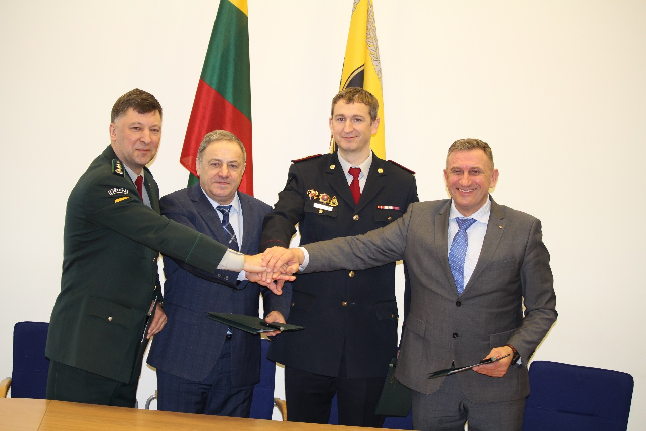 ilgamete-draugyste-tarp-statutiniu-mokymo-istaigu