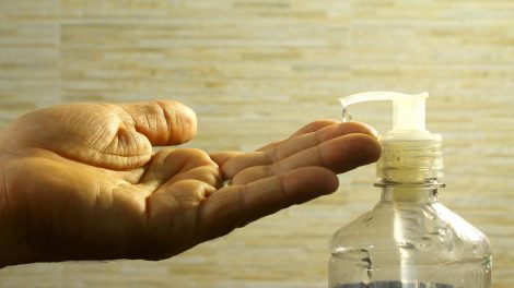 Trūkstamus leidimus gaminti rankų dezinfekcinį skysti jau gavo keturiolika įmonių, jų sąrašas plėsis