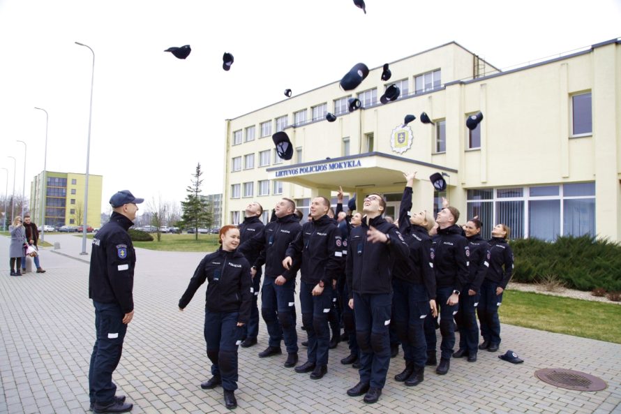 Šiandien Lietuvos policijos mokykloje šventė – mokyklą baigė dar viena Įvadinių mokymo kursų kursantų laida