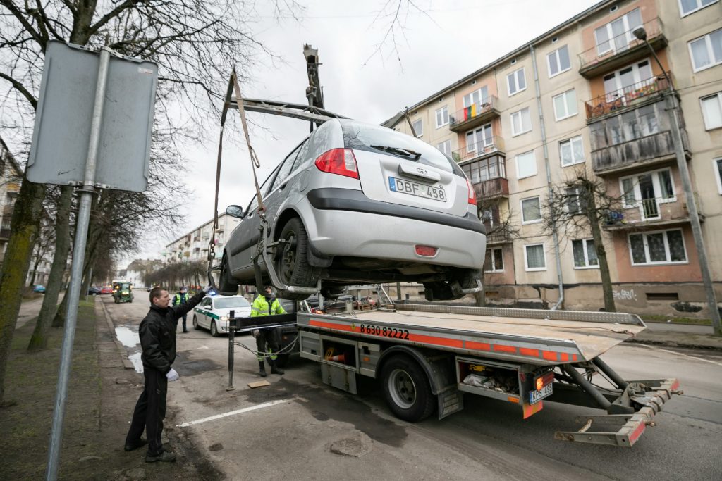 gatves-valyti-trukdantys-automobiliai-sostineje-bus-nutempiami-priverstinai