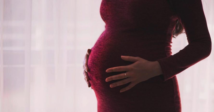 Specialistams patariama, kaip prižiūrėti nėščiąsias ir gimdyves su įtariama arba patvirtinta koronaviruso infekcija