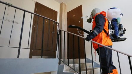 Varėnos rajone dezinfekuojamos daugiabučių namų bendrojo naudojimo patalpos