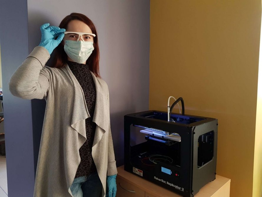 Biblioteka telkiasi į pagalbą medikams – 3D spausdintuvu gamina apsaugas