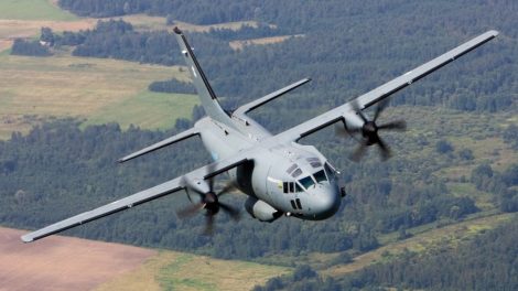 Lietuvos kariuomenės karinių oro pajėgų orlaivis „Spartan“ iš Belgijos pargabeno koronaviruso tyrimams reikalingas medžiagas