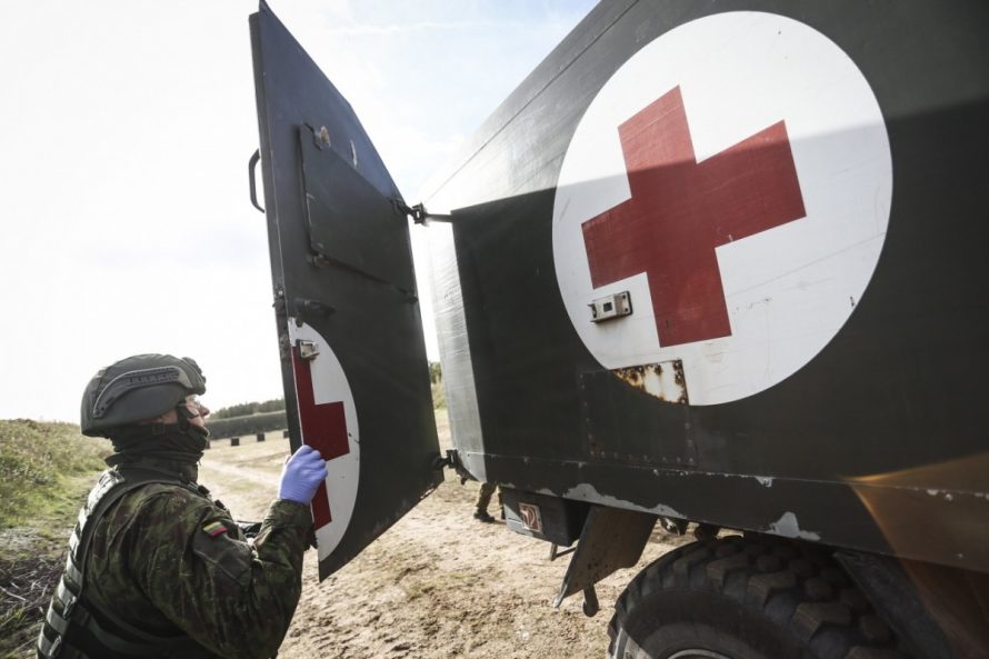 Izoliuotus koronavirusu susirgusius NATO bataliono karius gydys karo medikai