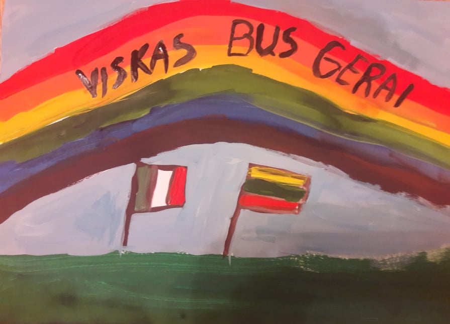 jaunieji-varenos-dailininkai-savo-piesinius-tema-„viskas-bus-gerai“-skyre-koronaviruso-metu-izoliuotoms-italu-seimoms