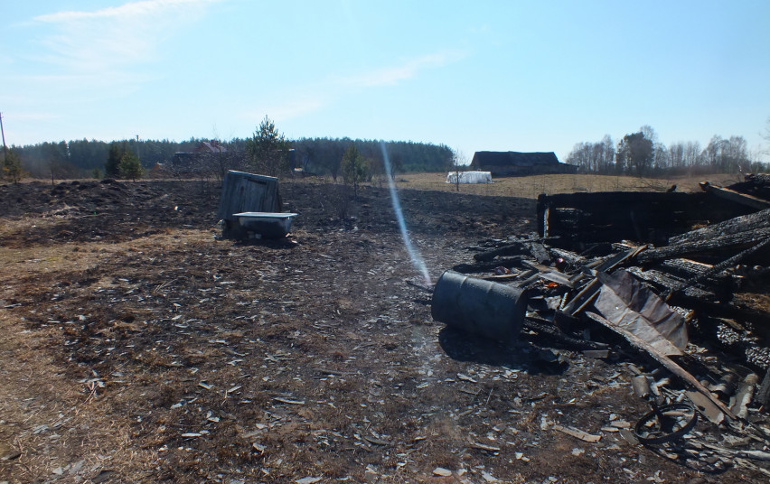 Dėl padegtos žolės per parą sudegė 12 pastatų