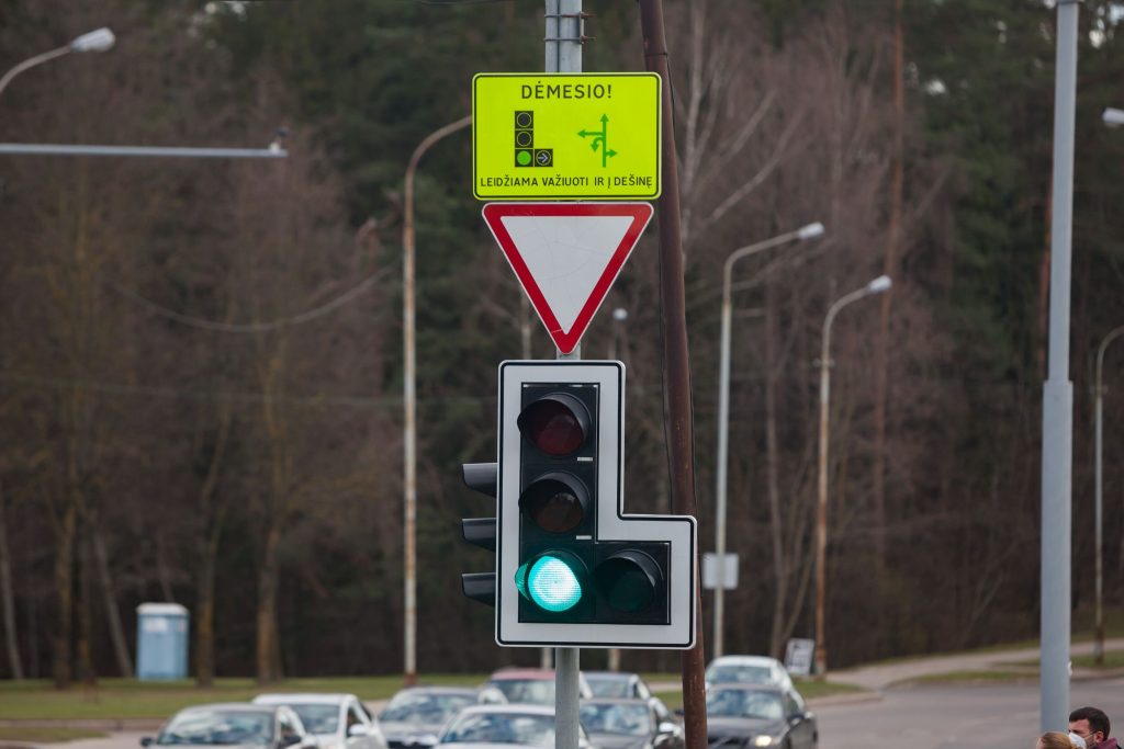 dalyje-vilniaus-sankryzu-–-informaciniai-skydai-atliekantiems-posukius-i-desine