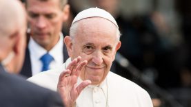 Popiežius transliuos Velykų mišias dėl koronaviruso pandemijos nuščiuvusiam pasauliui