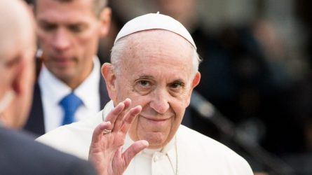 Popiežius transliuos Velykų mišias dėl koronaviruso pandemijos nuščiuvusiam pasauliui