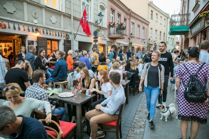 Vilniaus savivaldybė grąžins surinktas rinkliavas už lauko kavinių ir prekyviečių leidimus
