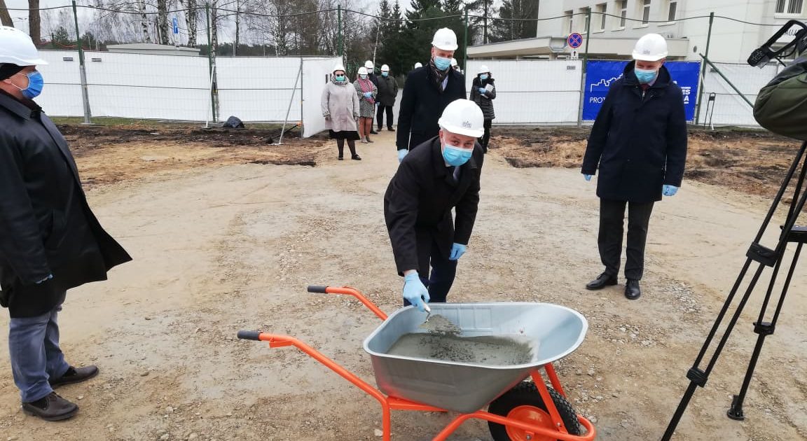 santariskiu-miestelyje-ikasta-kapsule-simbolizuoja-vrc-statybu-pradzia