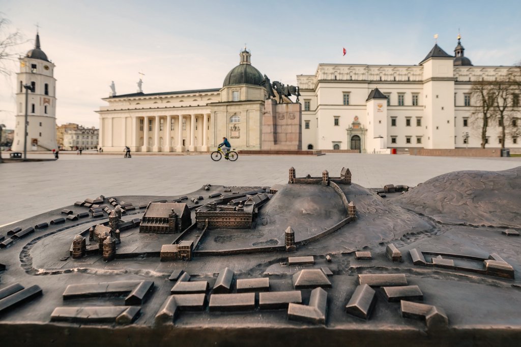 kvieciam-i-virtualia-ekskursija-po-aukstutine-ir-zemutine-vilniaus-pilis