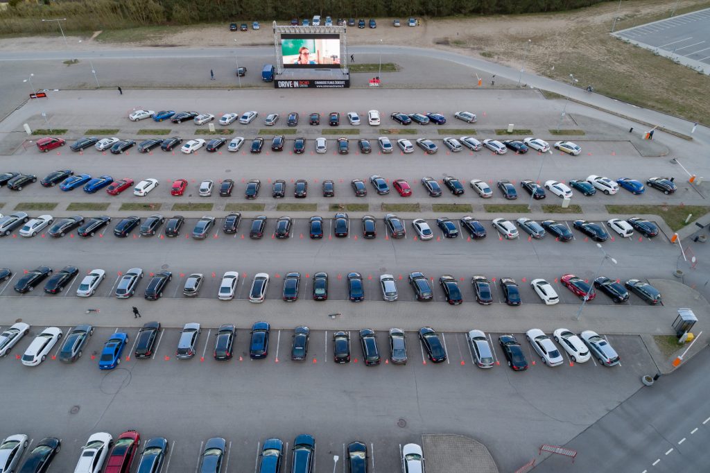 i-vilniu-sugrizo-kinas:-startavo-pirmasis-drive-in-kino-teatras