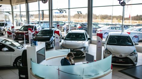 Visoje Lietuvoje duris vėl atveria „Toyota“ pardavimo salonai