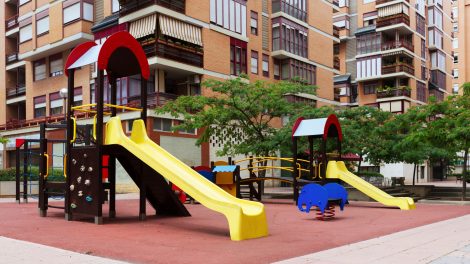 Vaikų žaidimų aikštelėse vėl gali žaisti ne tik vienos šeimos vaikai