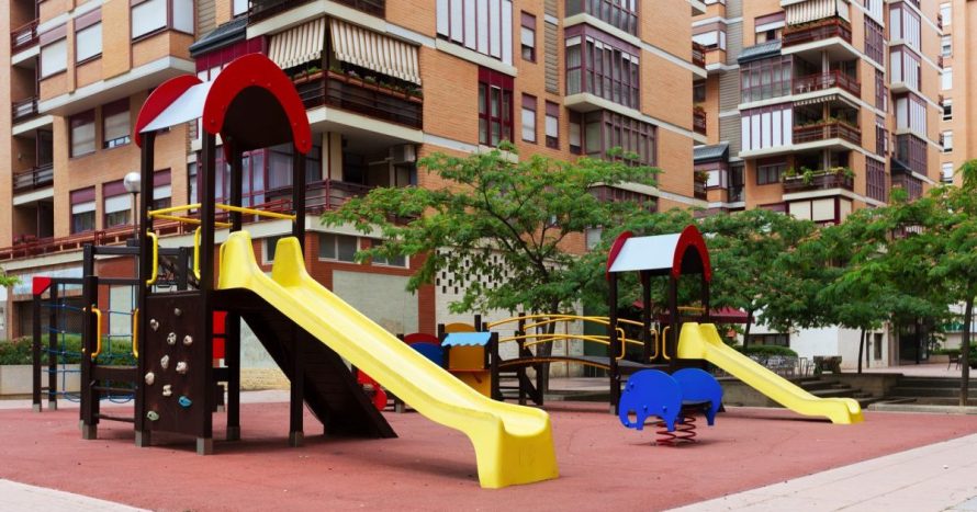 Vaikų žaidimų aikštelėse vėl gali žaisti ne tik vienos šeimos vaikai
