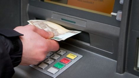Nesigviešk bankomate rastų pinigų ar banko kortelės