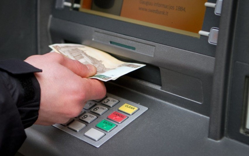 nesigviesk-bankomate-rastu-pinigu-ar-banko-korteles