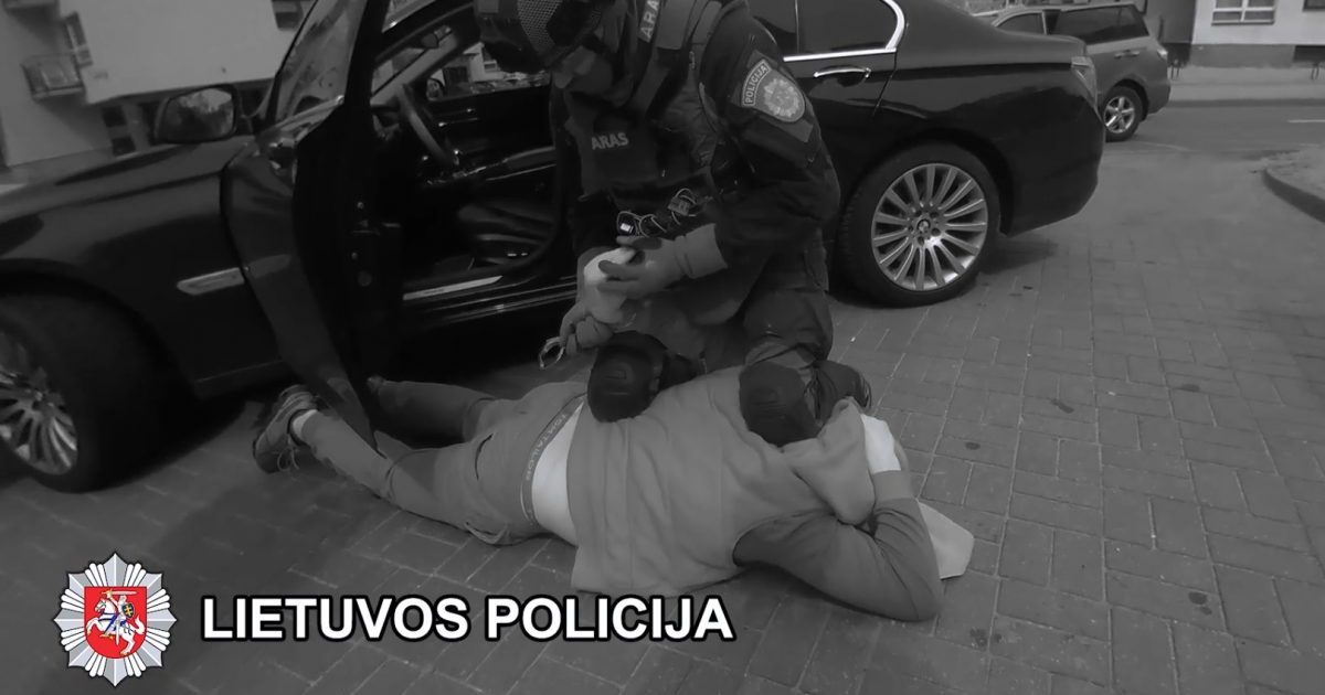 vilniaus-policijos-pareigunai-sudave-stipru-smugi-organizuotos-nusikalstamos-grupuotes-nariams-(video)
