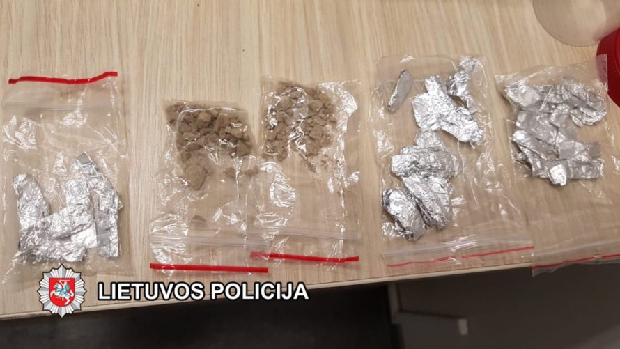 Klaipėdos policijai įkliuvę įtariami narkotikų platintojai suimti 3 mėnesiams